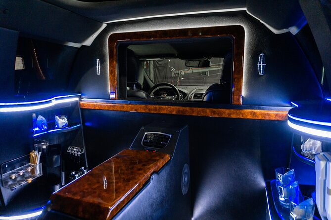 Lincoln Stretch Limo from Tulum to Cancun Airport - Inside the ride: comfort, safety, and the little things that help